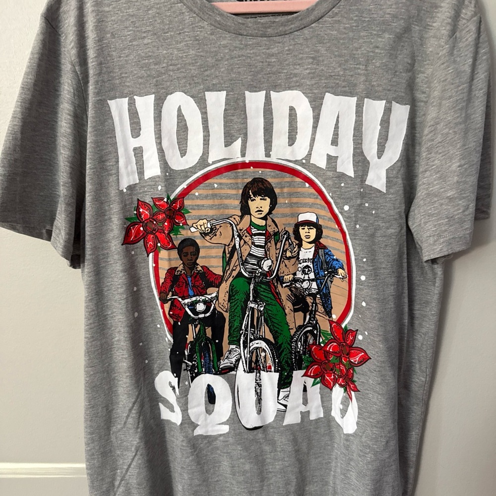 Stranger things Holiday Squad Graphic T-Shirt - Heather Gray Men’s XL